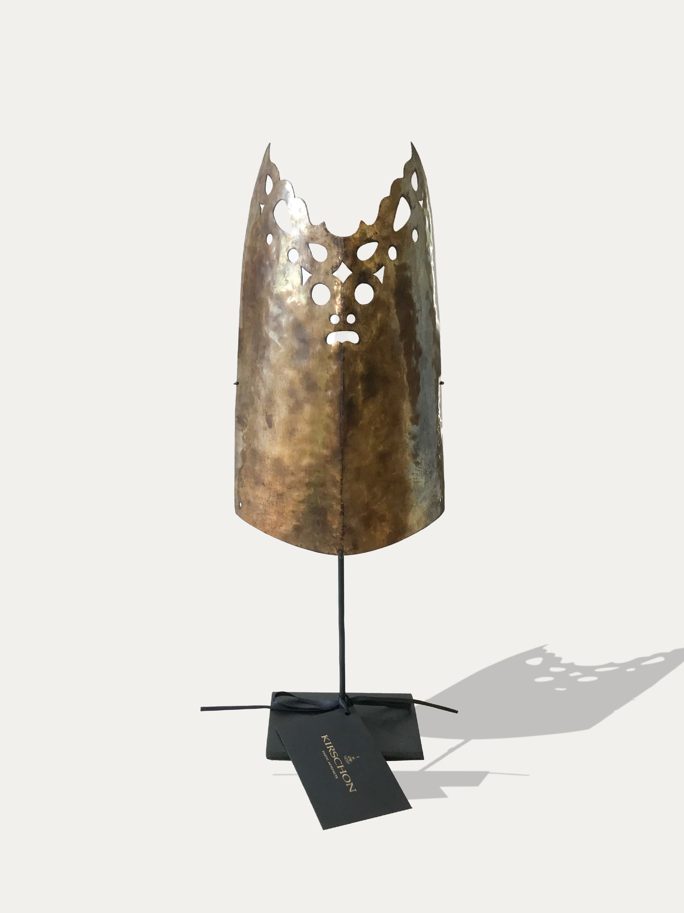 Adorno de frente Kayan de Borneo