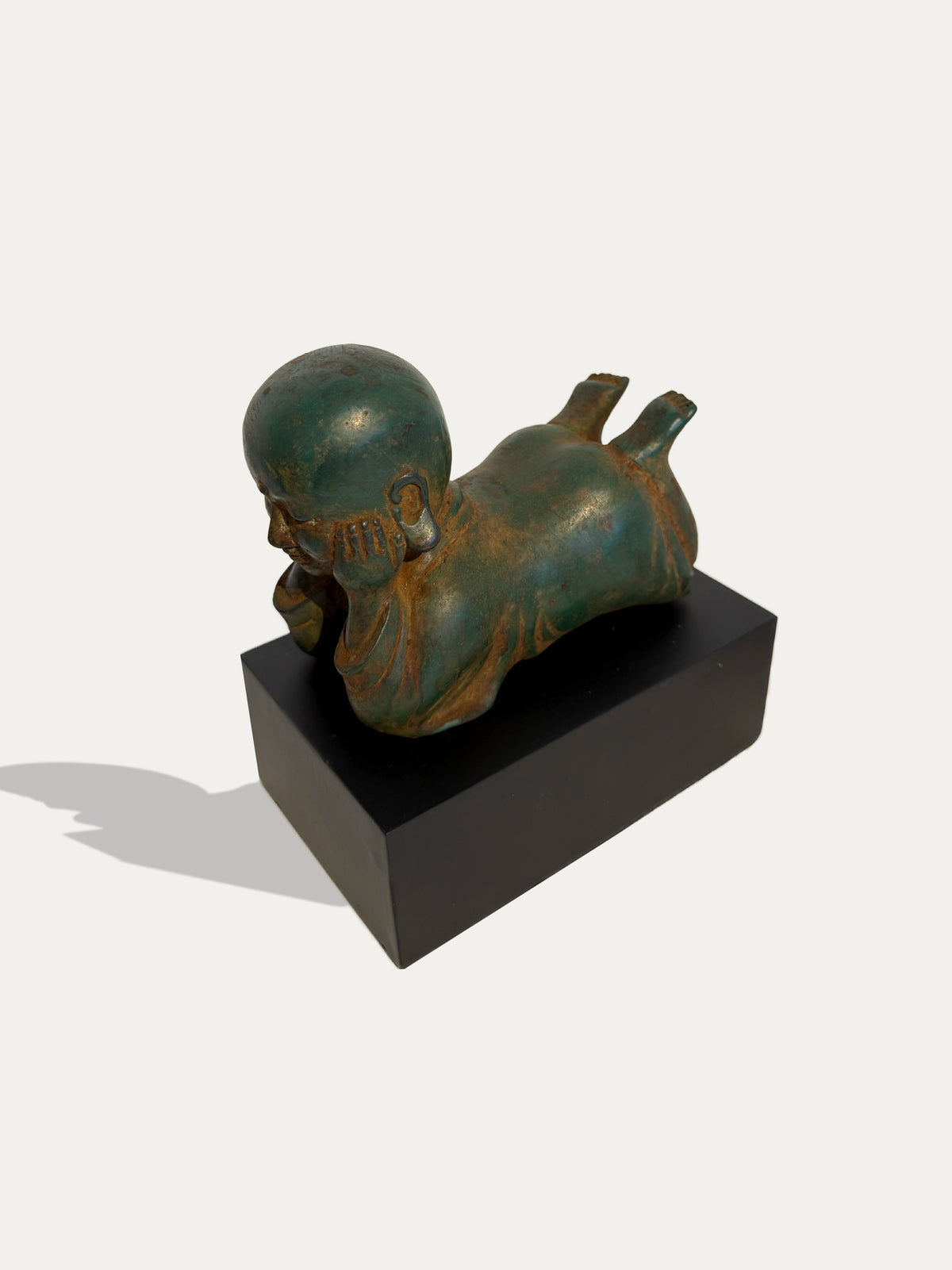 Antiker javanischer Kinder-Buddha aus Bronze auf schwarzem Metallständer