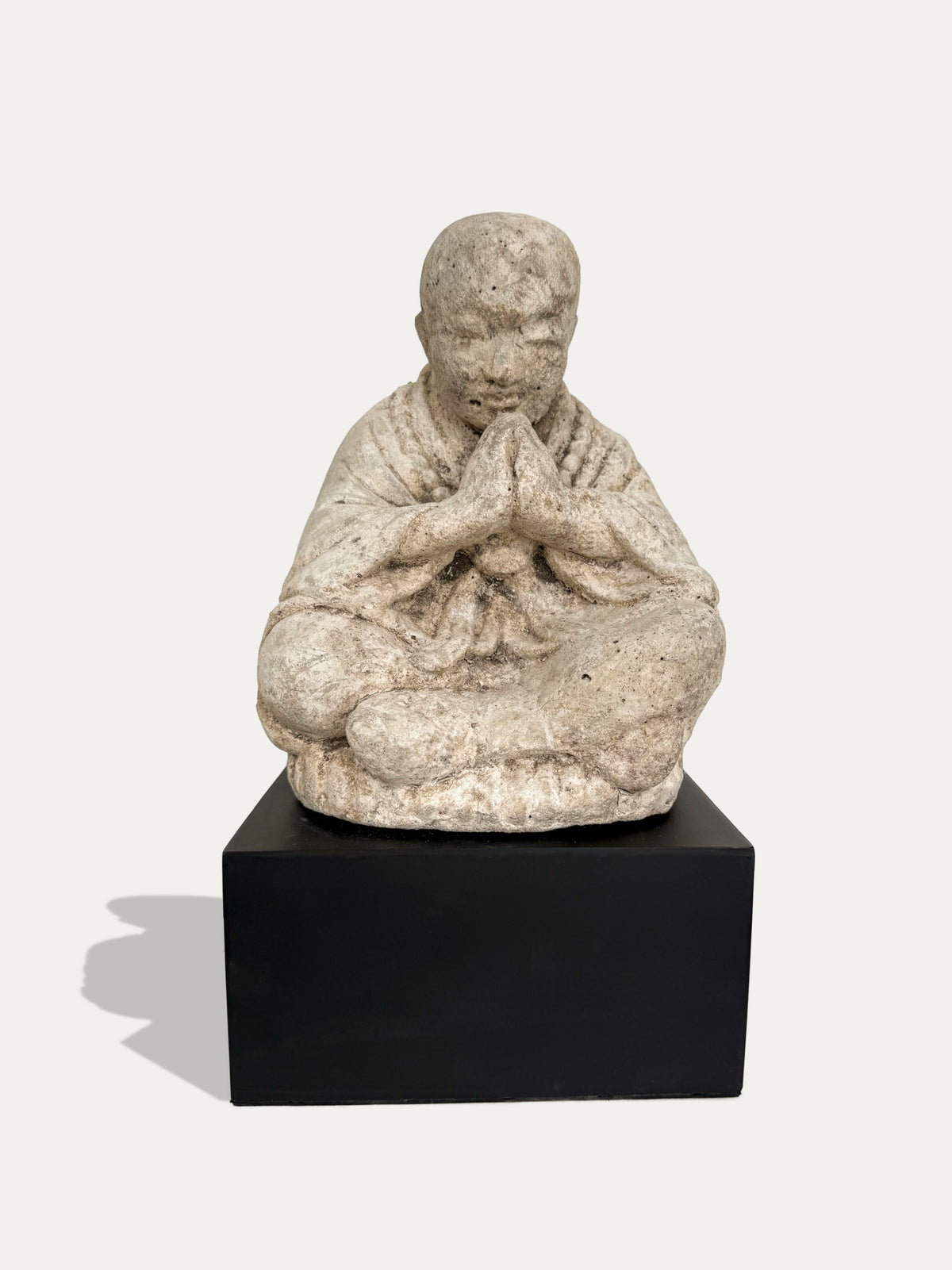 Grande statua di un monaco in preghiera proveniente da Giava