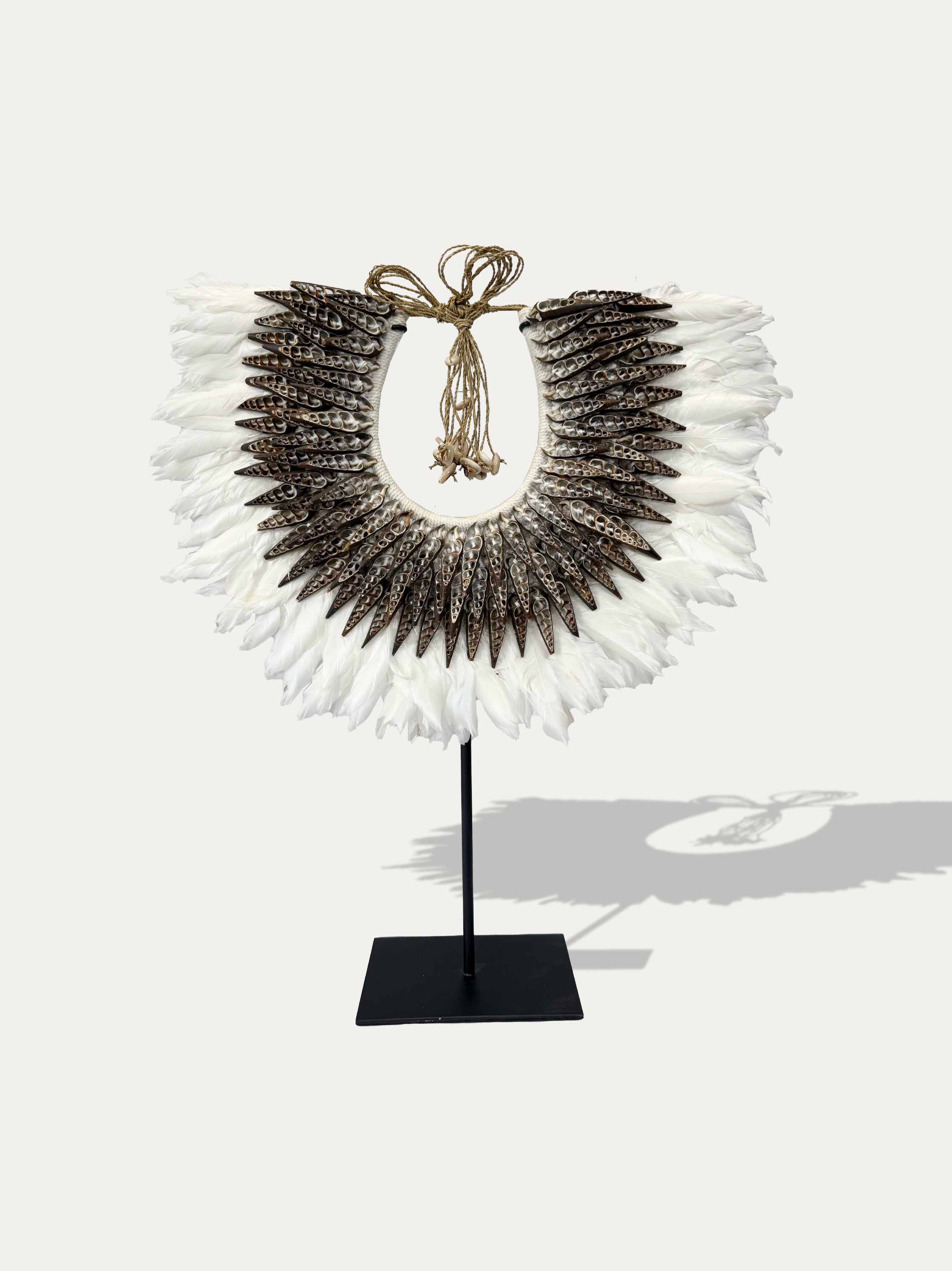 Collana di conchiglie a spirale e piume di Papua