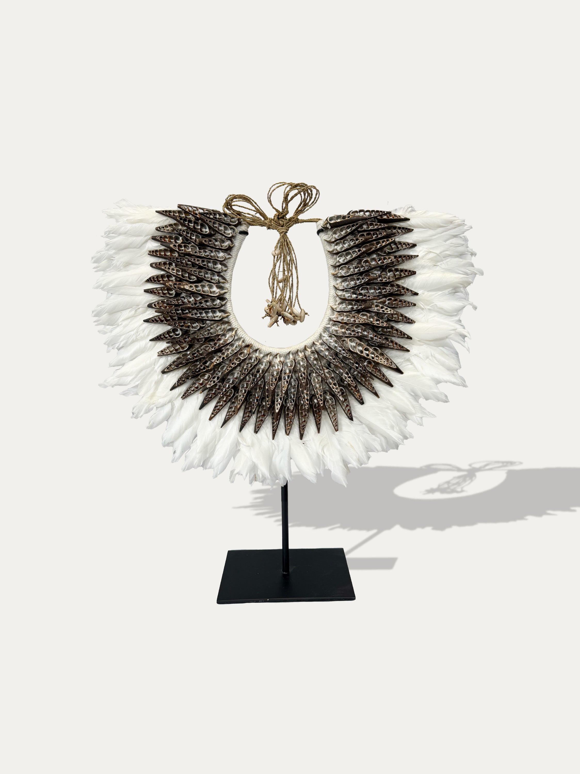 Collana di conchiglie a spirale e piume di Papua