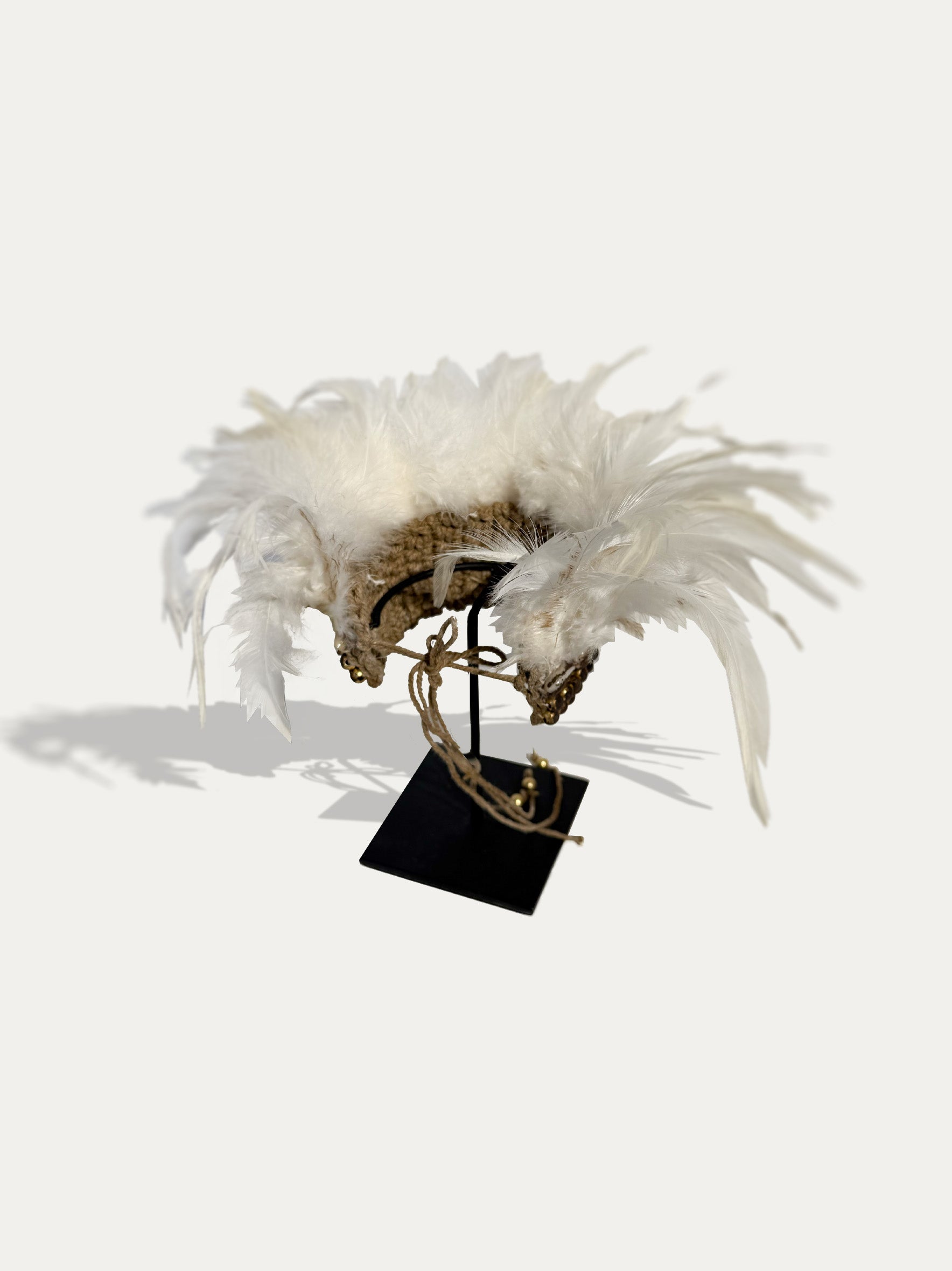 Bracciale con piume e conchiglie di Papua