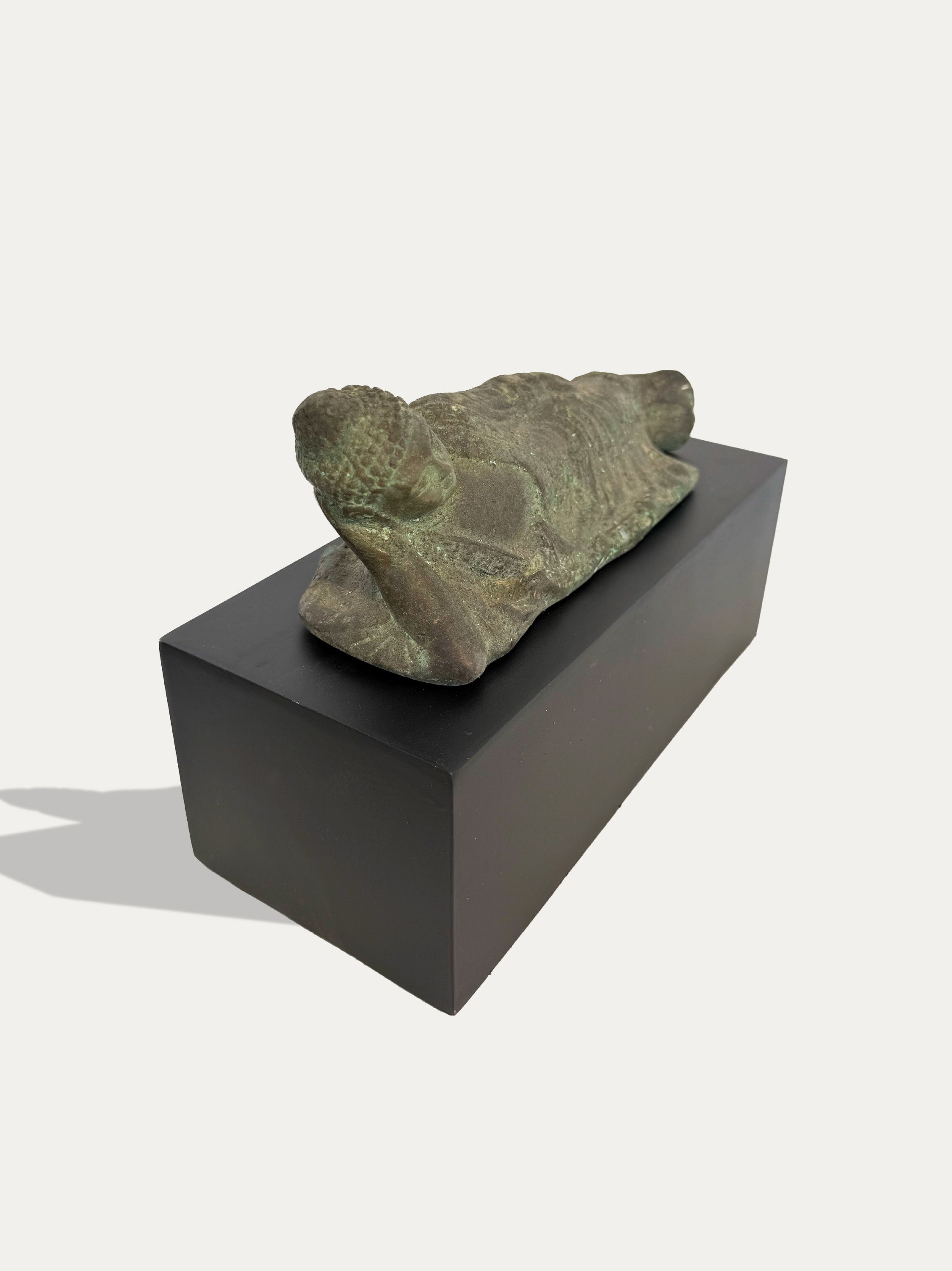 ANTIKER, LIEGENDER BUDDHA AUS BRONZE
