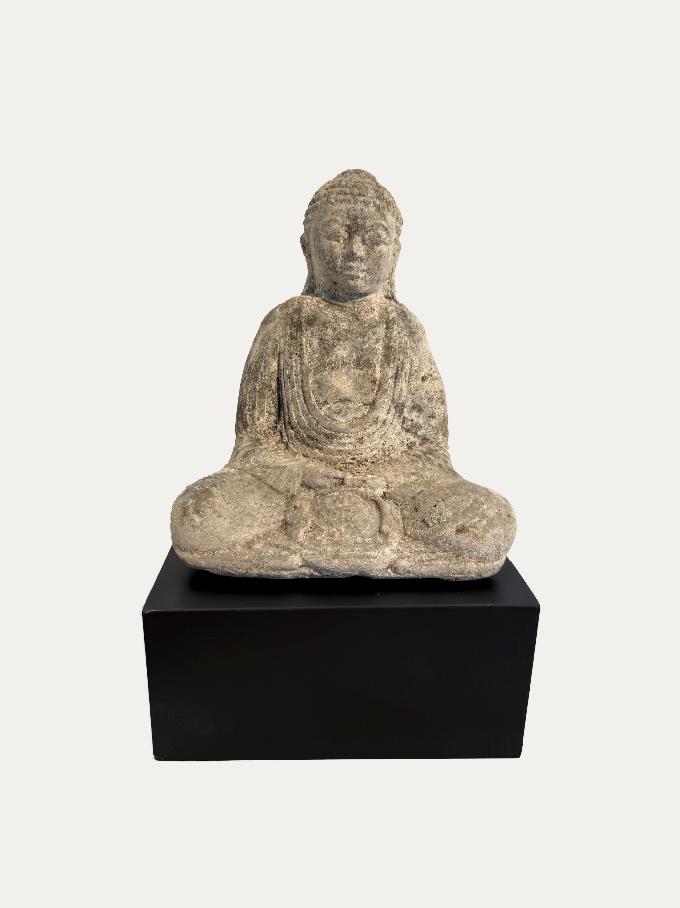 Statua del Buddha in preghiera dall'isola di Giava