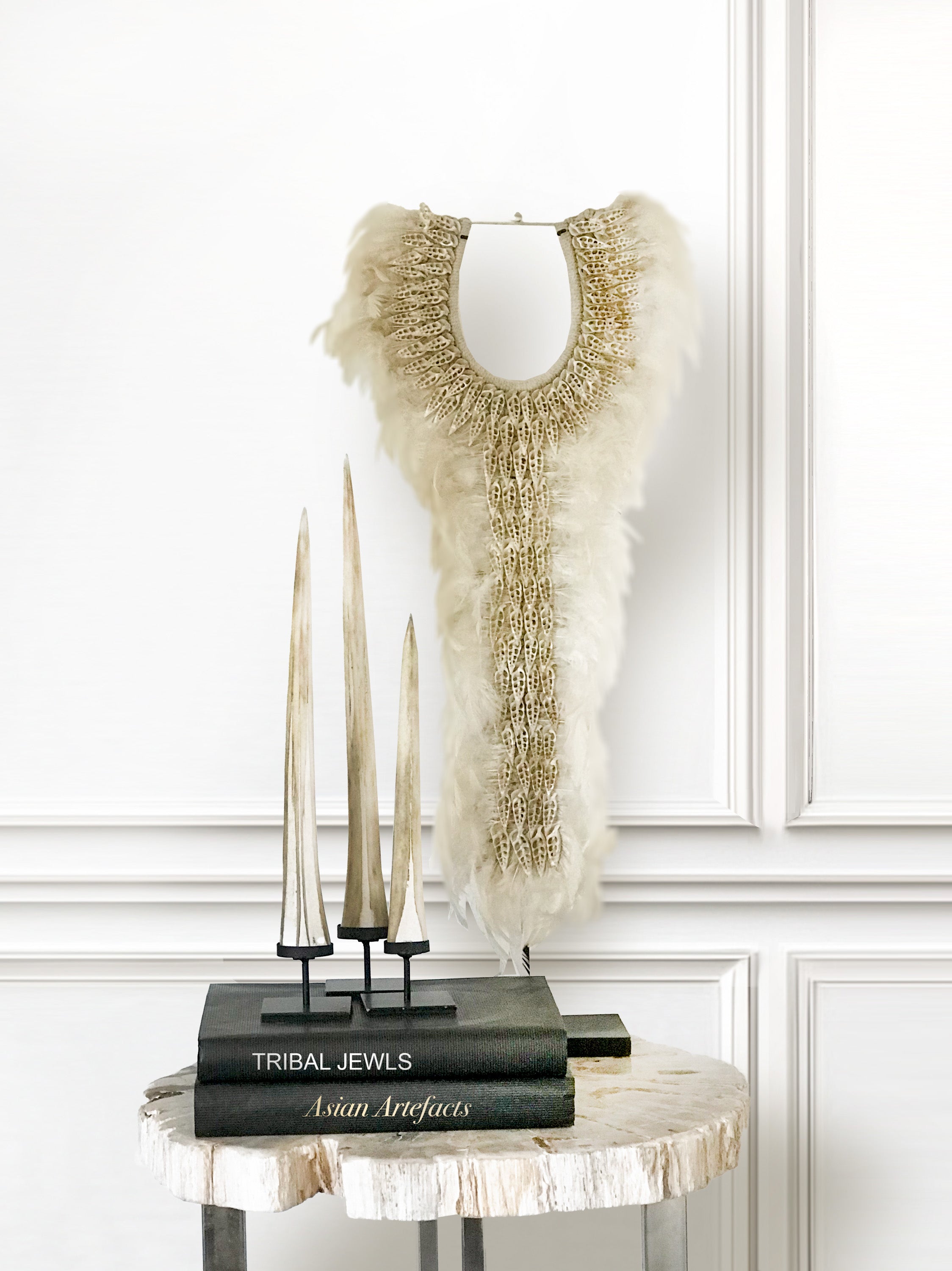 Feather and shell necklace and swordfish rostrums - Asian Art from Kirschon