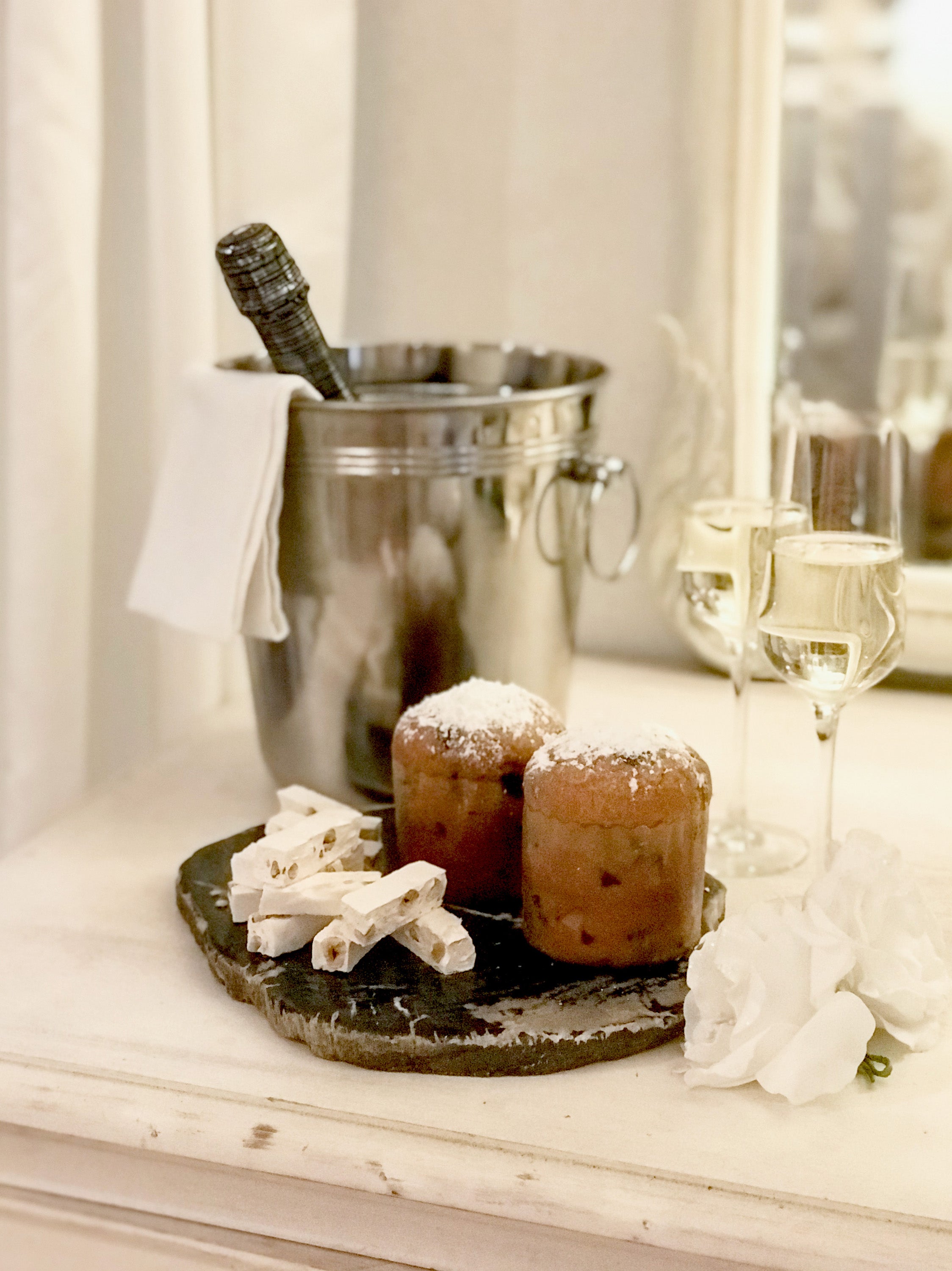 Scultura e Vassoio in Legno Pietrificato