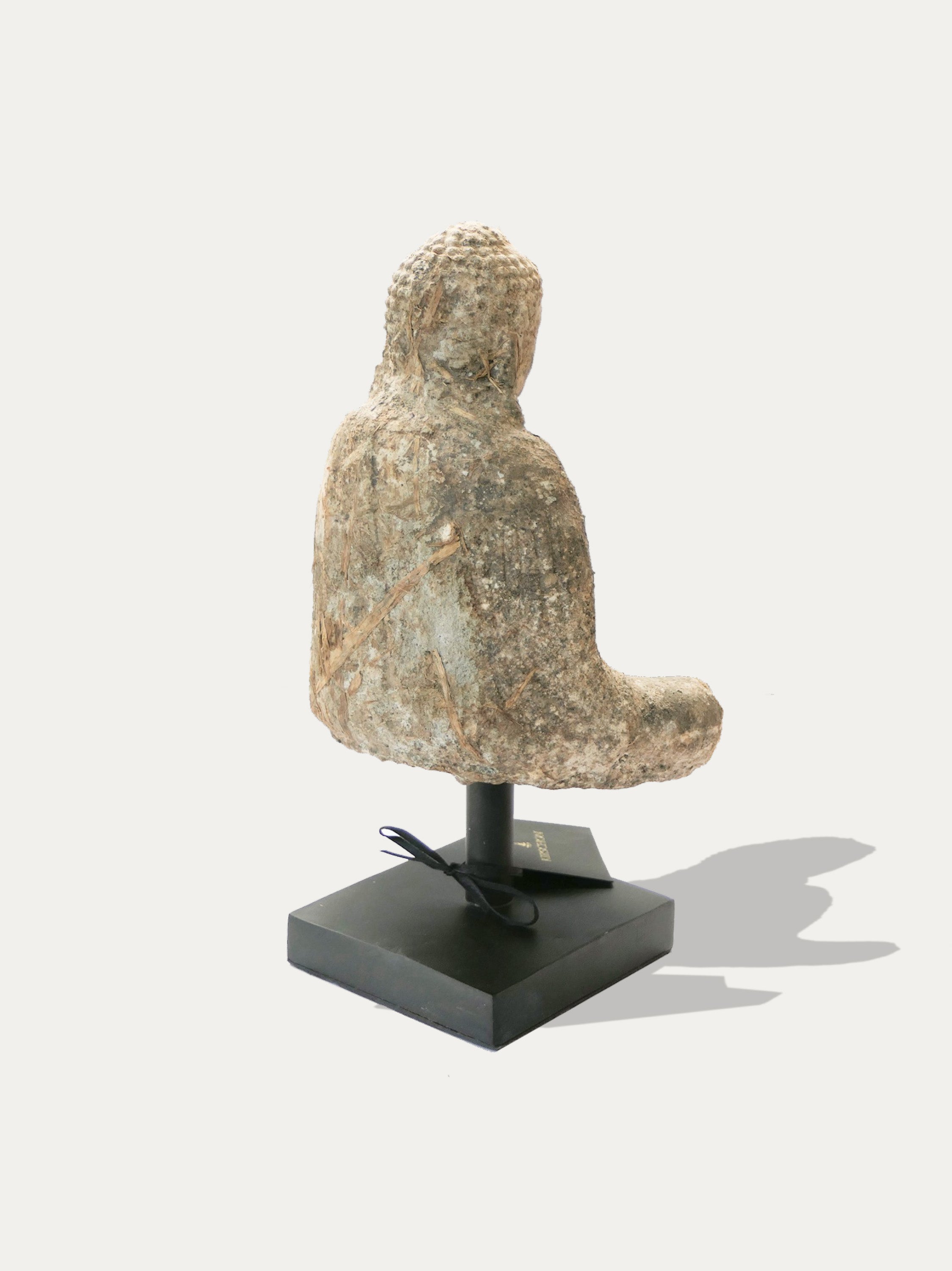 Grande statue de Bouddha en prière de Java