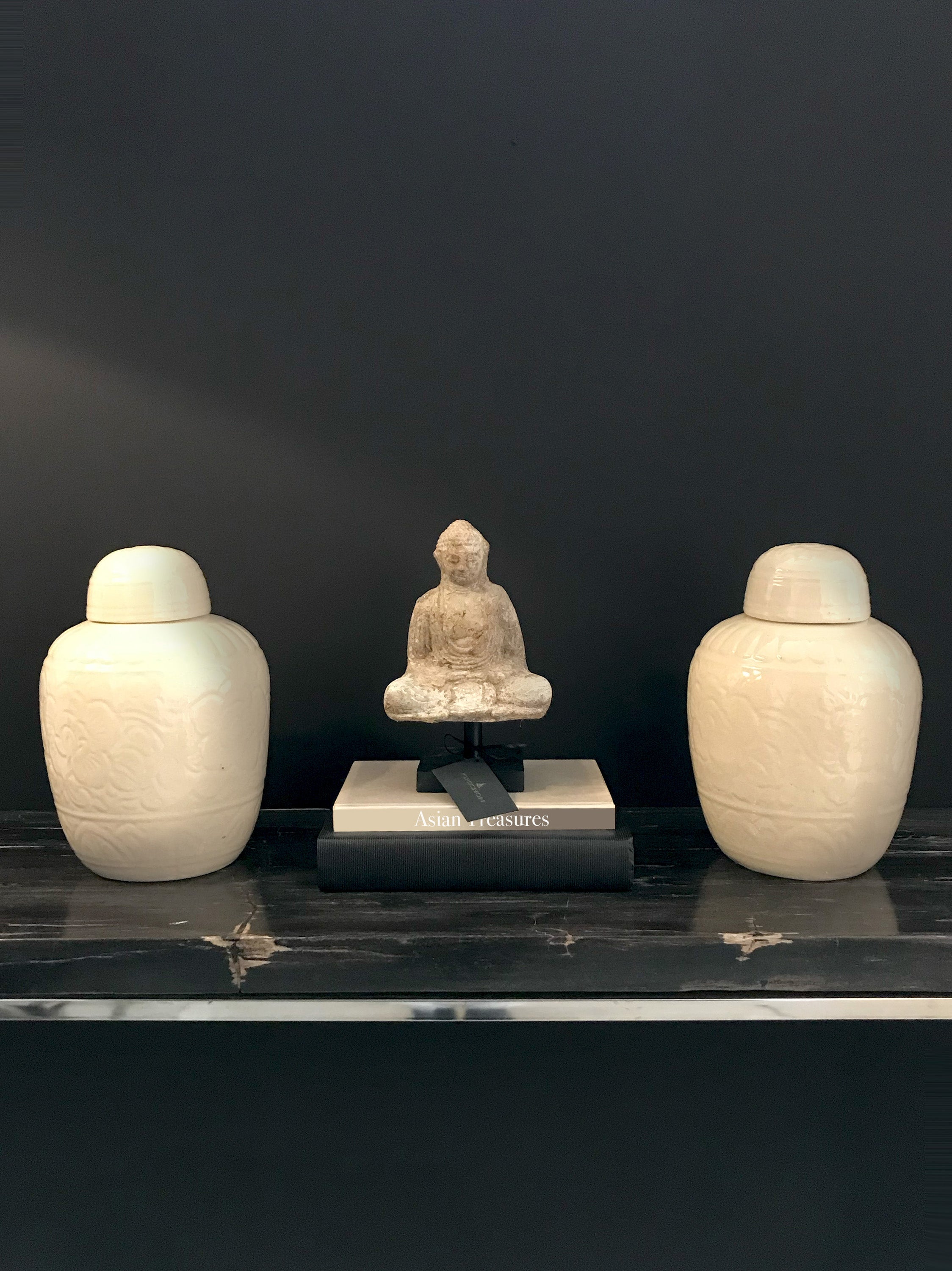 Sitting Buddha statue and 2 glazed urns - Asian Art from Kirschon