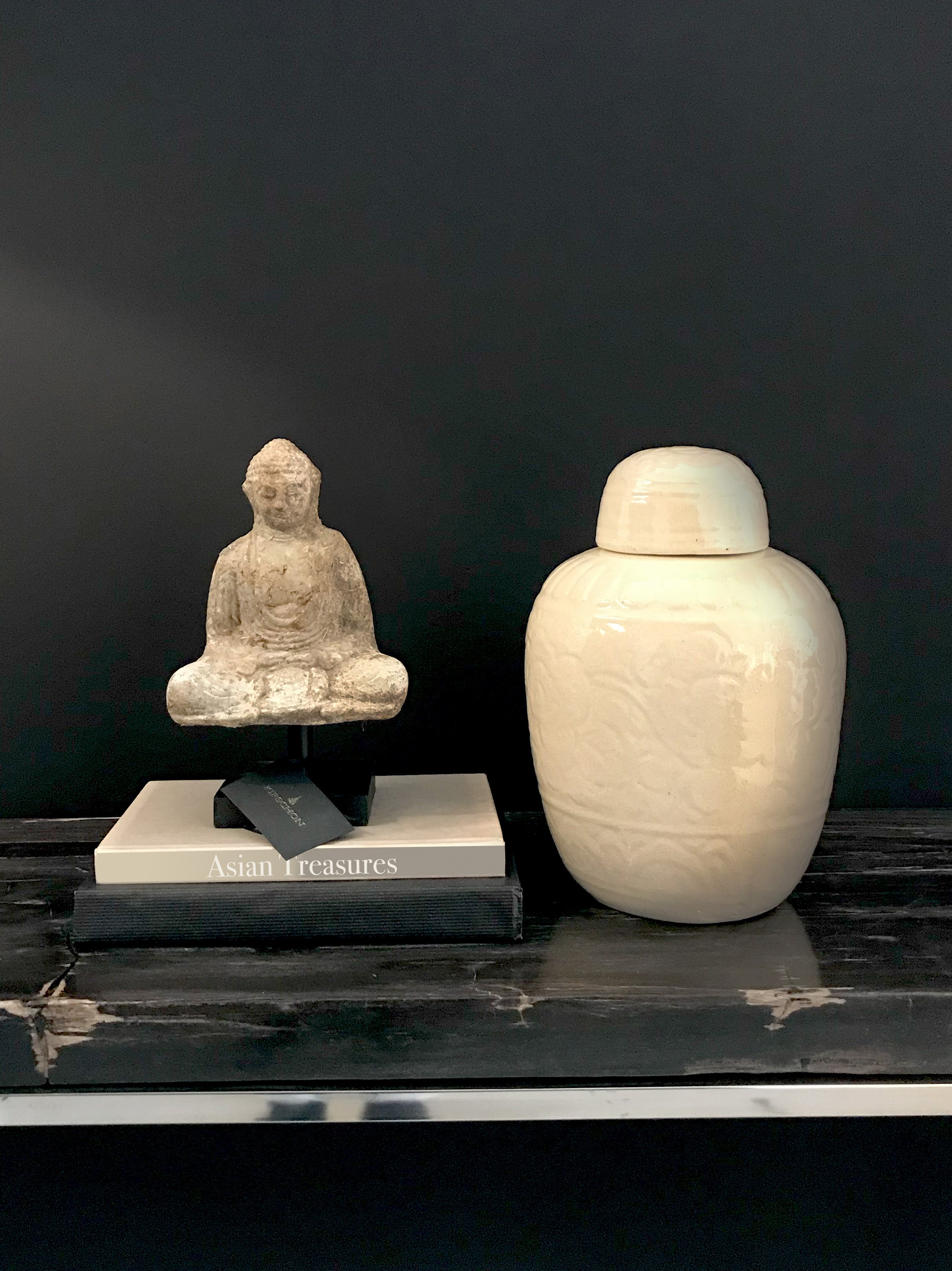 Sitting Buddha statue from Java and glazed urn from Borneo - Asian Art from Kirschon