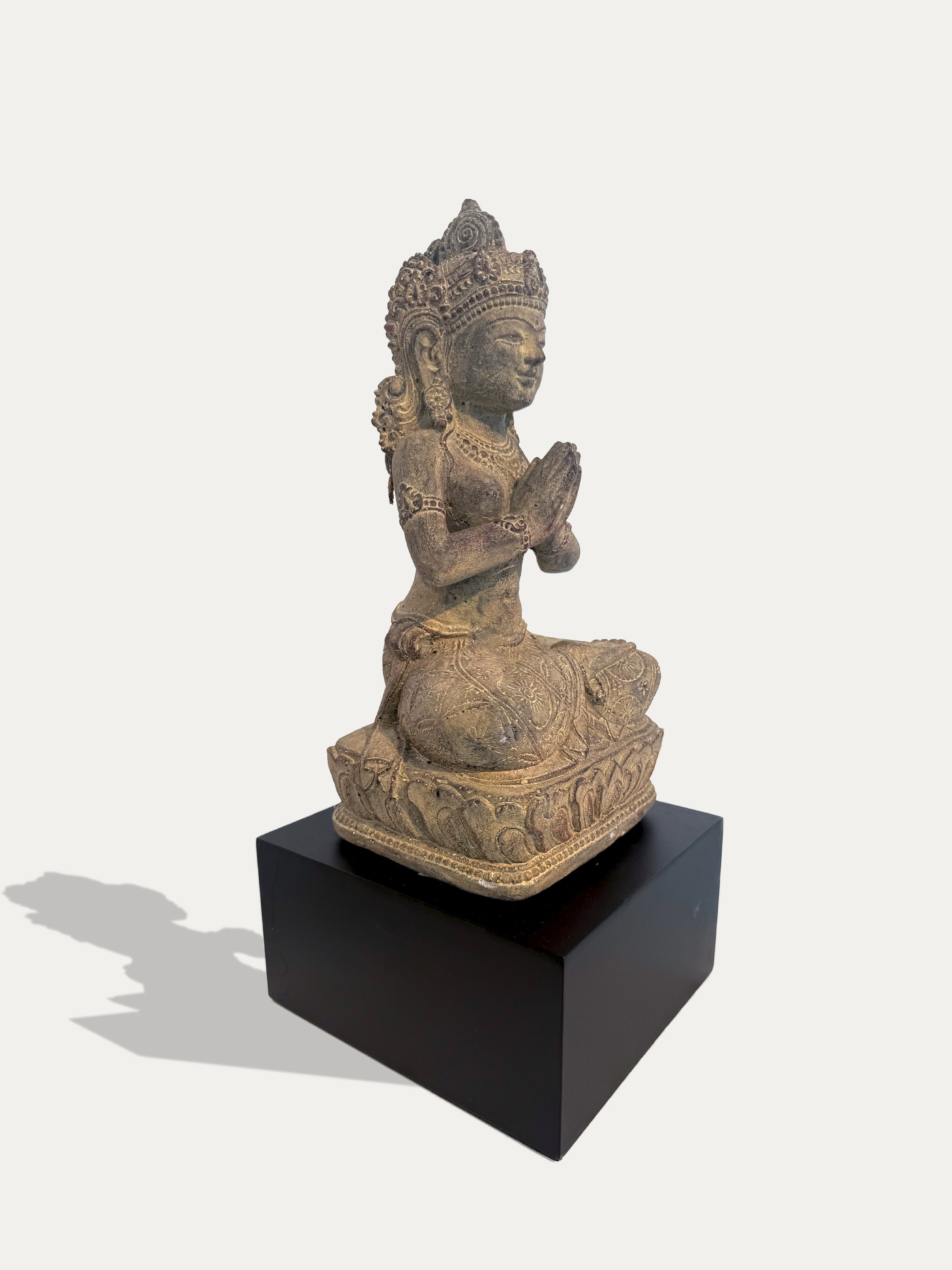 DEWI TARA EN ORACIÓN