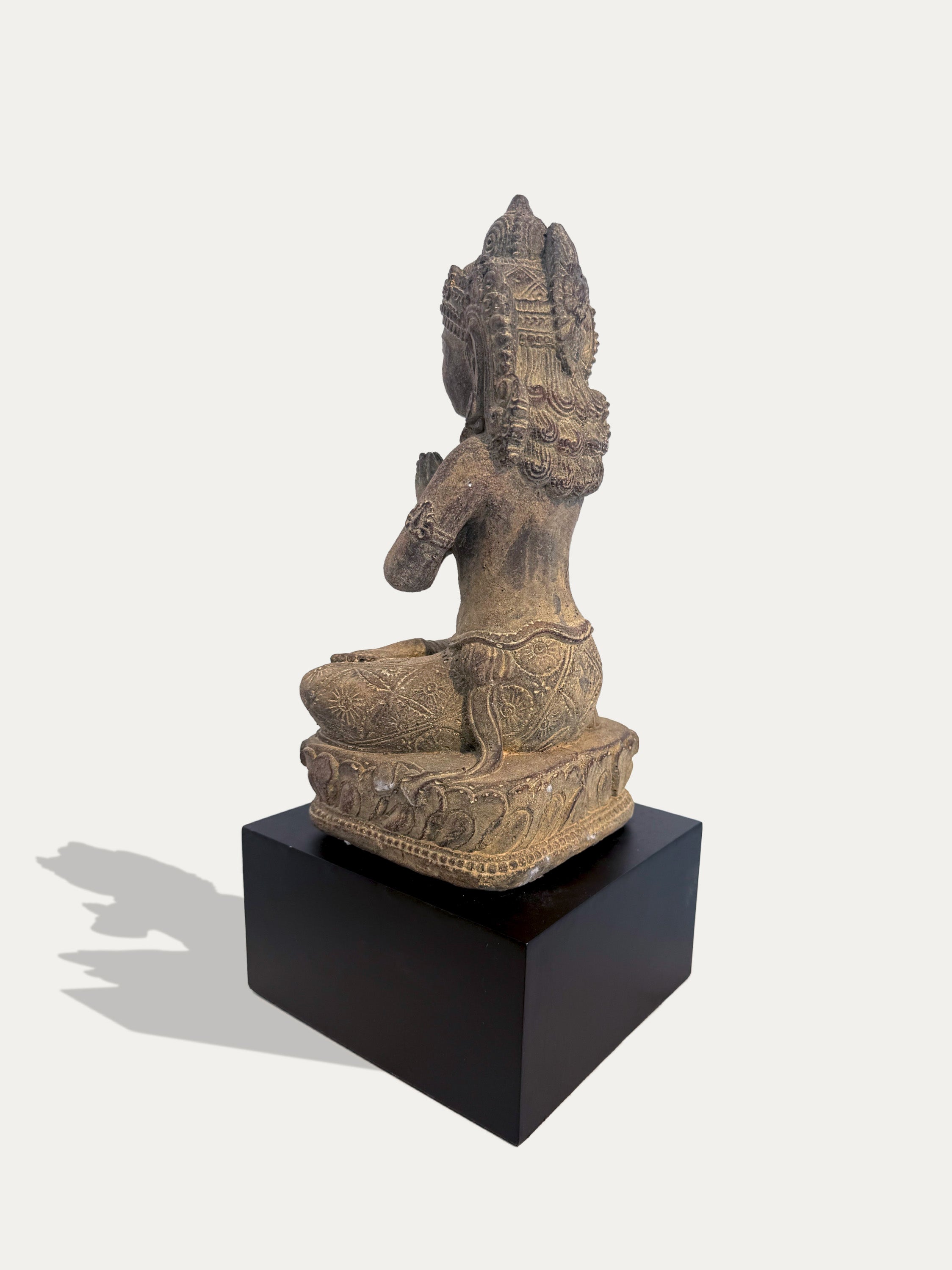 DEWI TARA EN ORACIÓN