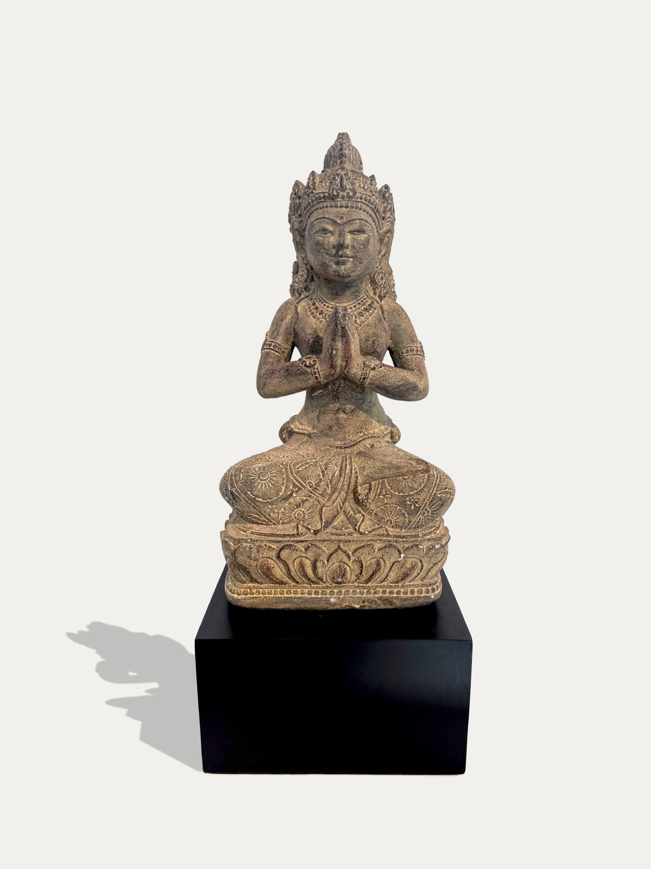 DEWI TARA EN ORACIÓN
