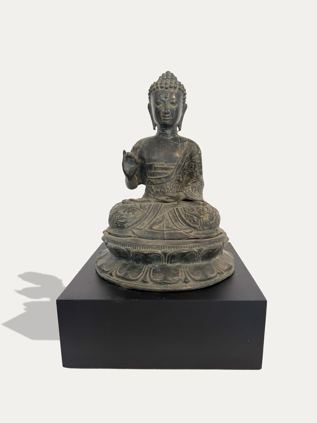 Sitzende Buddha-Statue aus China aus dem späten 20. Jahrhundert in Gussmetall mit dunkler Patina