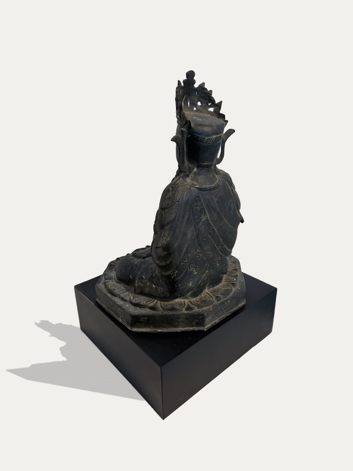 Estatua de Guanyin de mediados del siglo XX en Anjali Mudra sobre soporte de metal negro