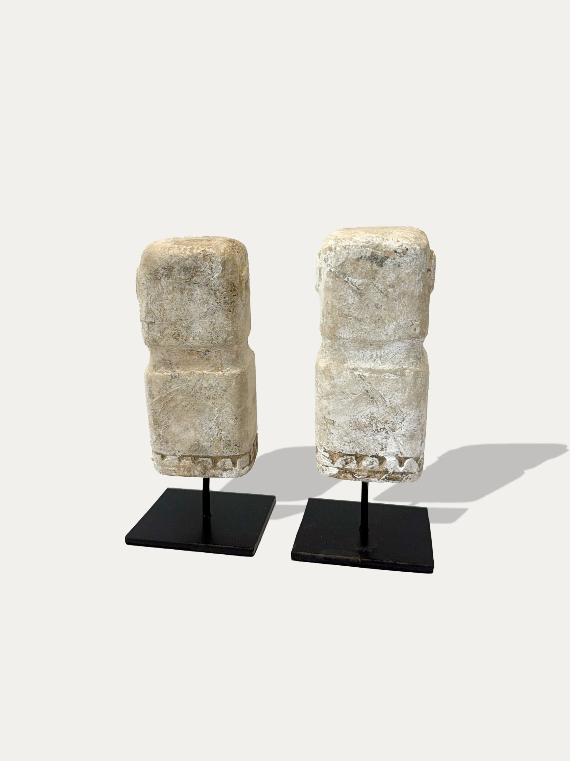 Set di 2 statue tribali in pietra calcarea di Timor