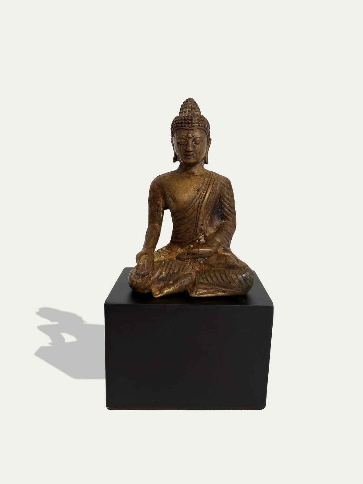 Buda javanés antiguo de bronce en Bhumisparsha Mudra con pátina envejecida y dorado