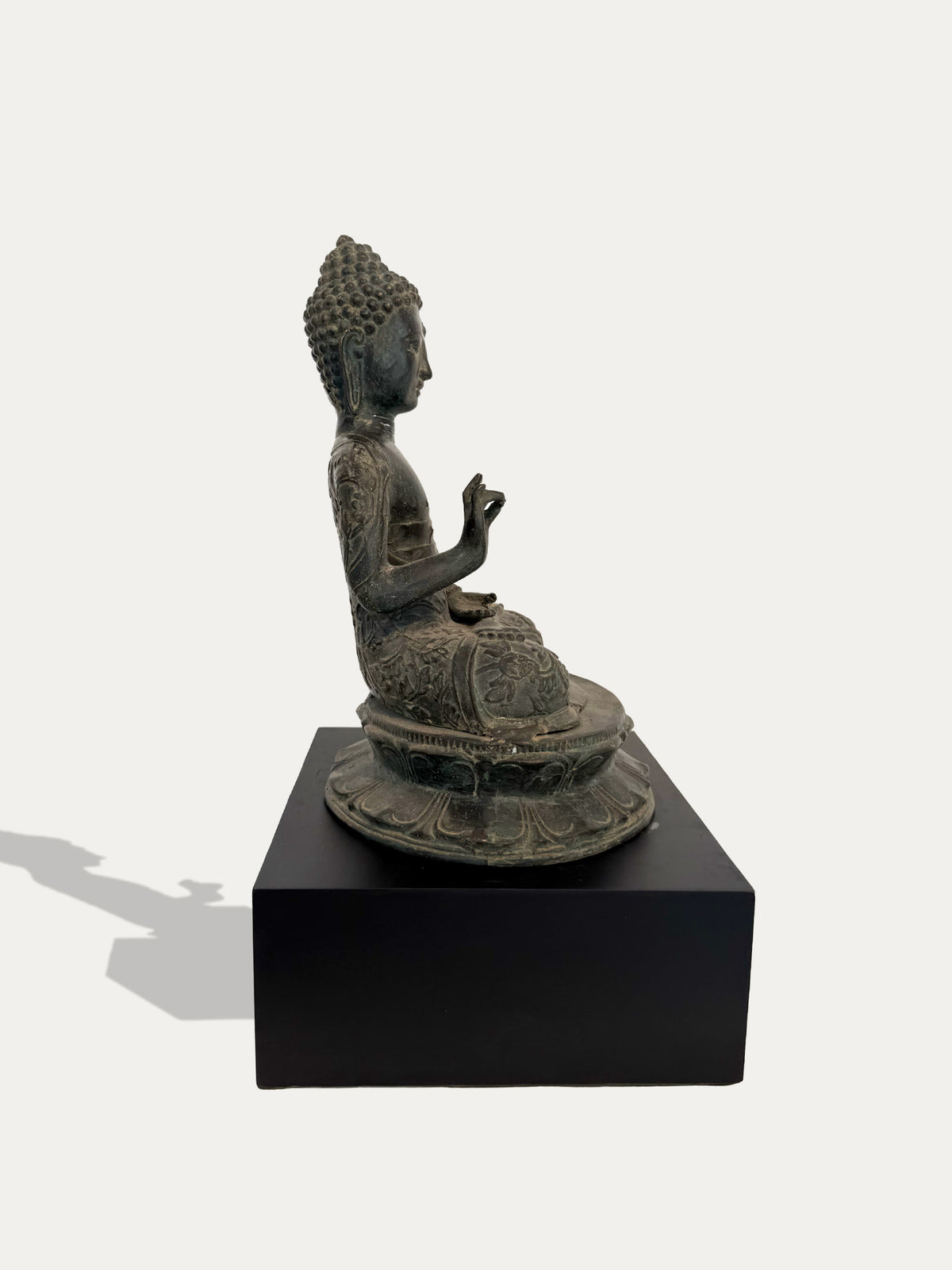 Sino-tibetische sitzende Buddha-Skulptur auf Lotusthron mit dunkler Patina