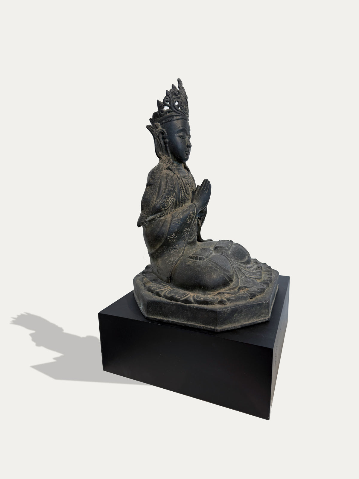 Escultura vintage del Bodhisattva Guanyin coronado inspirada en el arte budista chino clásico