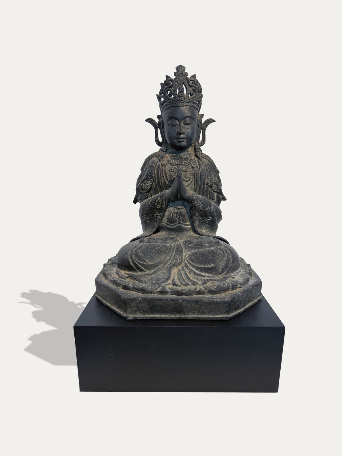 Estatua vintage de Guanyin de China en Anjali Mudra con corona ornamentada y vestiduras ceremoniales