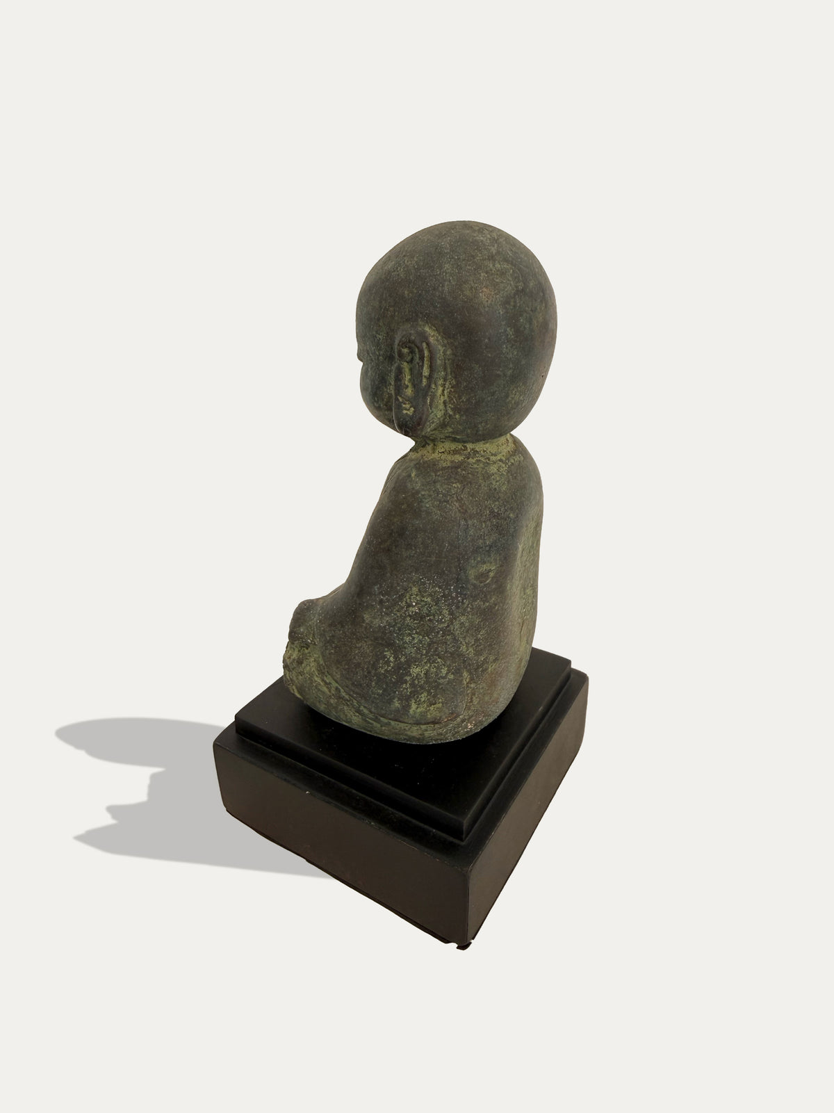 Javanische Vintage-Bronzeskulptur inspiriert von Jizō auf schwarzem Metallständer