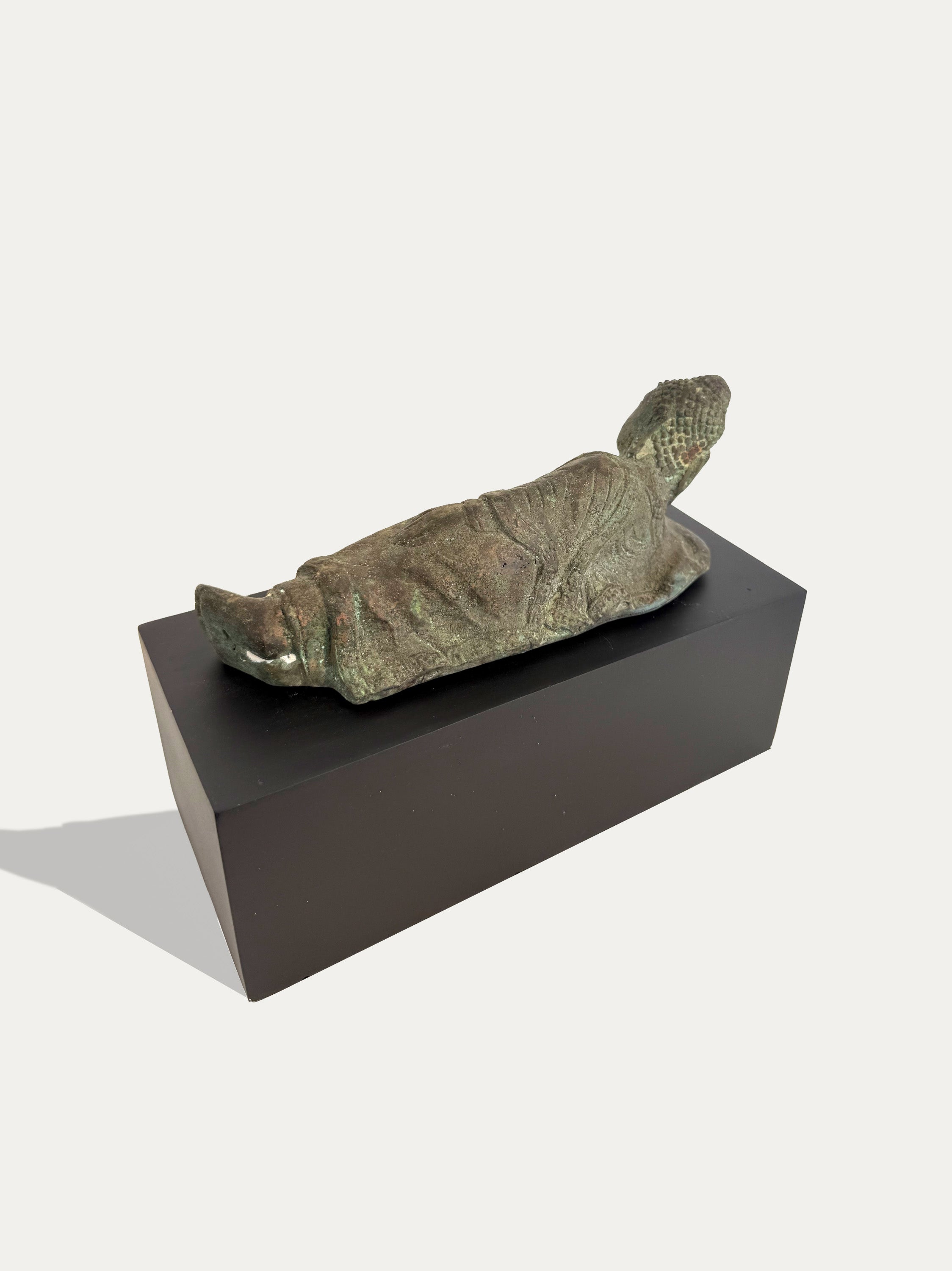 ANTIKER, LIEGENDER BUDDHA AUS BRONZE