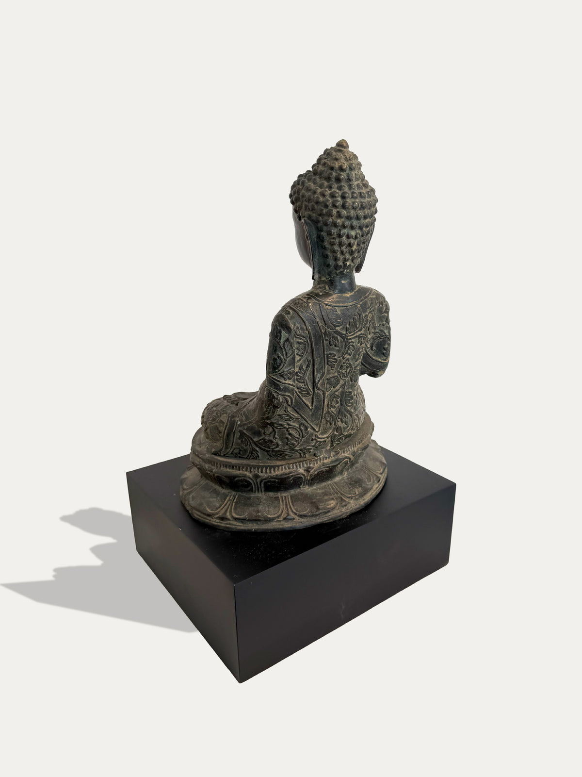 Sitzende Vintage-Buddha-Statue aus China auf schwarzem Metallständer