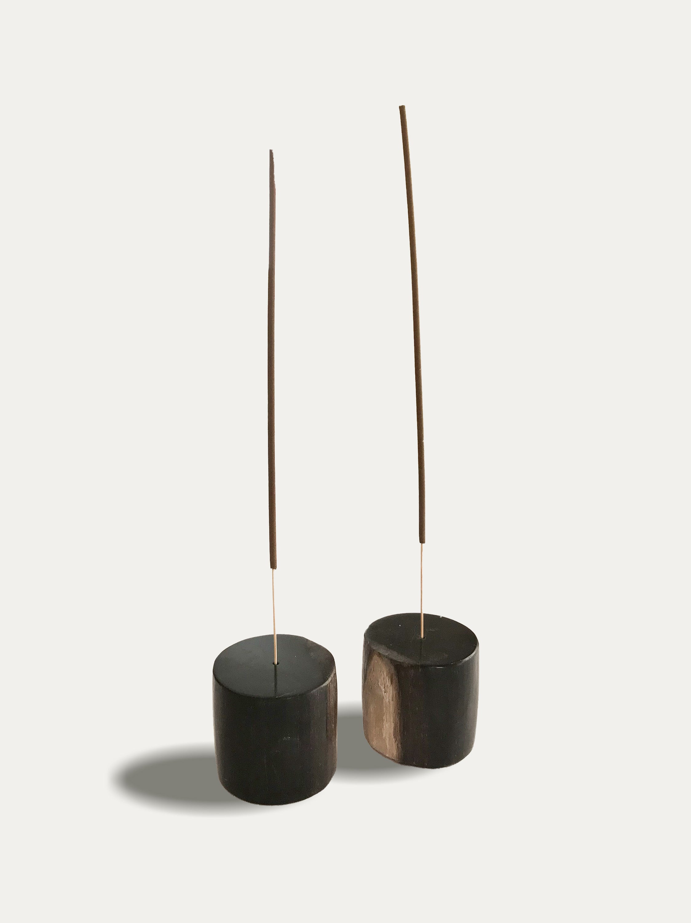 Set aus 2 umkehrbaren Kerzen-/Räucherstäbchenhaltern aus versteinertem Holz und verschiedenen balinesischen Räucherstäbchen