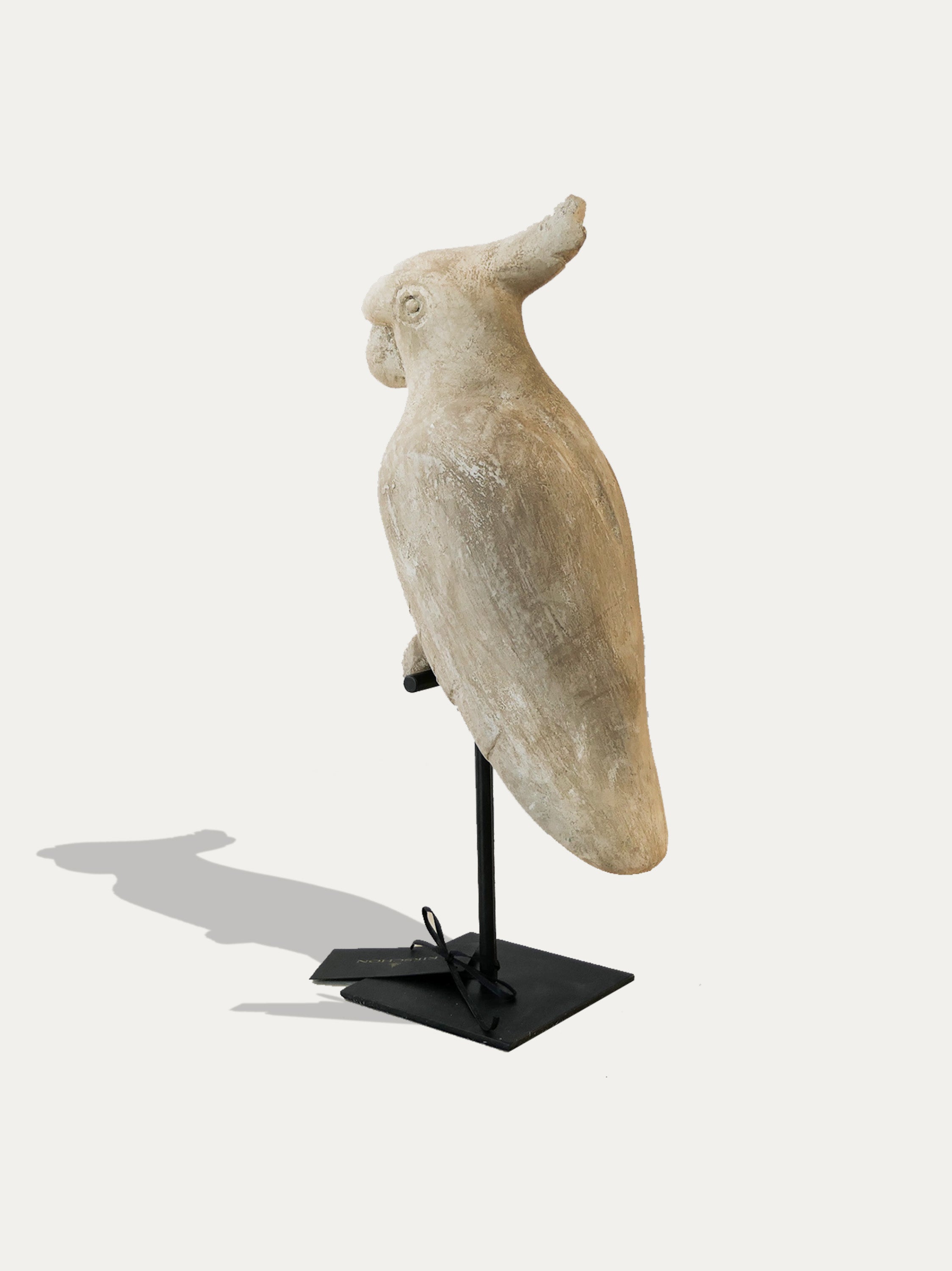 Une Statue D'un Jouet Oiseau Cacatoès Isolé Sur Blanc