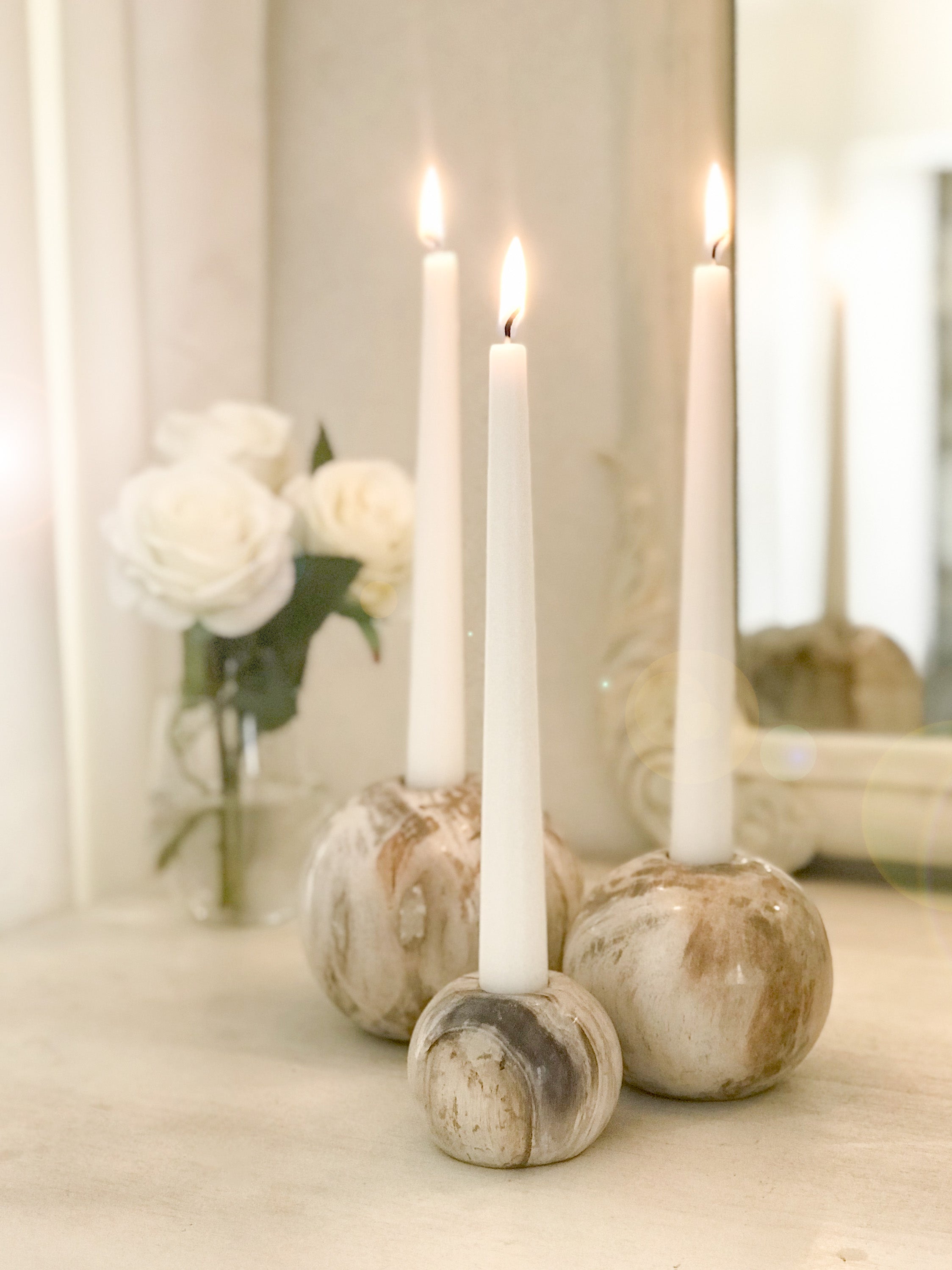 Satz von 3 runden umkehrbaren Kerzenhaltern aus versteinertem Holz